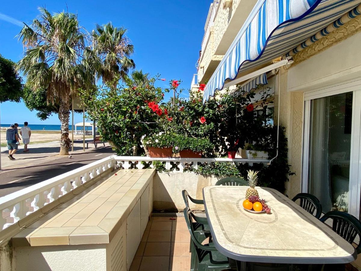 House In Front Of The Beach With Sea View Cambrils Eksteriør billede